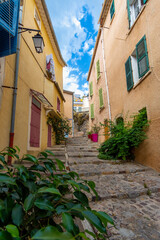 Maisons aux façades colorées dans les rues étroites de la vieille ville de Hyères, France, dans le département français du Var, en région Provence-Alpes-Côte-d'Azur