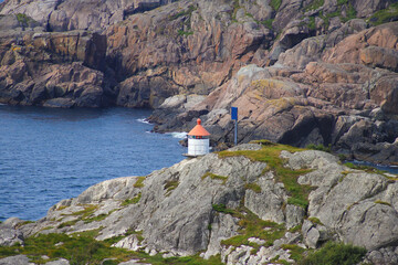 View to the Oddan fyr lighthouse along the Brufjell hiking trail - Norway - obrazy, fototapety, plakaty