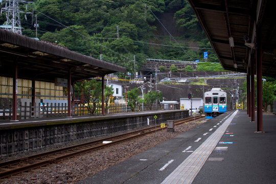 田舎の駅のホームと電車　静岡県伊豆市稲取温泉　旅行　線路