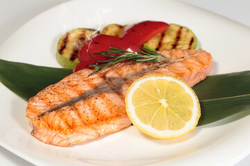 Salmon with zucchini and lemon