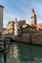 Fototapeta na wymiar streets and canals of venice photographed in the morning