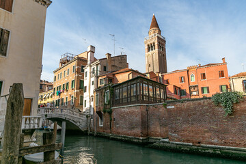 Naklejka premium streets and canals of venice photographed in the morning