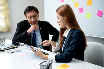 Fototapeta premium businesswoman point her finger to notepad to describe in detail
