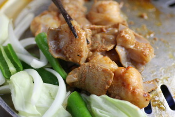 牛ホルモンを鉄板で焼く