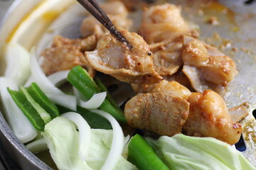 牛ホルモンを鉄板で焼く