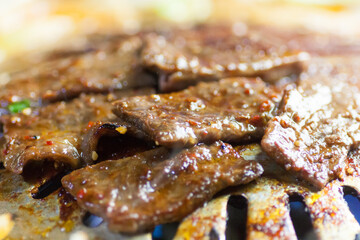 牛赤身を鉄板で焼く