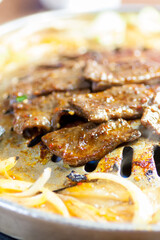 牛赤身を鉄板で焼く