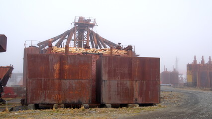 Obraz premium Old, rusted industrial equipment in the fog at the old whaling station in Grytviken, South Georgia Island