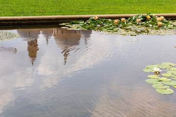La Basilica di Santa Giustina riflessa in uno specchio d'acqua dell'Orto Botanico di Padova, Italia.
