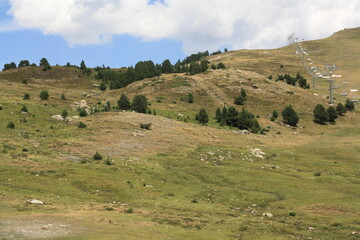 Obraz premium senderismo en estación de ski en verano