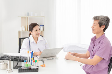 Obraz premium doctor talk with patient in mental health clinic, she screening and write patient information on patient chart, elderly healthcare promotion