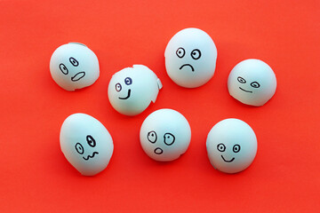 Eierschalen mit aufgemalten Gesichtern mit verschiedenen Emotionen