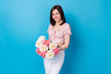Photo portrait of lovely young woman day present hold peony bouquet wear stylish flower print...