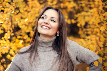 Beautiful elegant womanin autumn park, close up