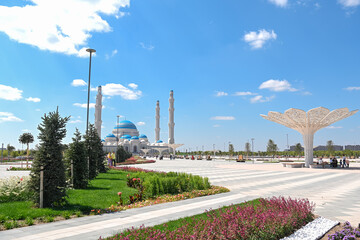 Obraz premium mosque, istanbul, kazakhstan, turkey, minaret, architecture, religion, dome, building, landmark, turkish, travel, sky, east, ottoman, church, tower, religious, blue, sultanahmet, tourism, hagia, asia,