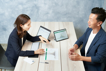 打ち合わせをするビジネスパーソンの男女