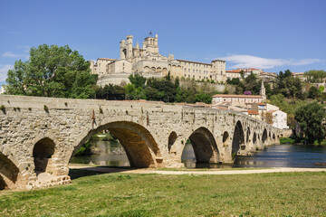 Pont Vieux y catedral de Saint-Nazaire, siglo XIII-XIV, Beziers, departamento de Hérault ,región...