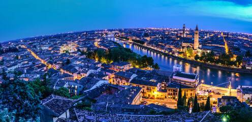 Fototapeta premium ciudad de Verona desde el Castillo San Pietro, Verona, patrimonio de la humanidad, Veneto, Italia, Europa