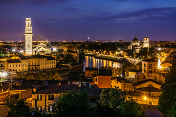 Fototapeta na wymiar ciudad de Verona desde el Castillo San Pietro, Duomo, Verona, patrimonio de la humanidad, Veneto, Italia, Europa