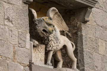 leon de San Marcos, iglesia parroquial de la beata virgen Maria, siglos XI-XVIII, Labin (Albona),peninsula de Istria,Croacia - obrazy, fototapety, plakaty
