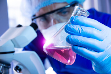  scienziato osserva beuta, campione di analisi, scienza futuristica