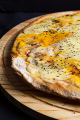 pizza de queso cheddar recien horneada