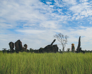 Mulher ao lado de Pedras do sítio Megalítico Rego Grande I, também conhecido como Parque...