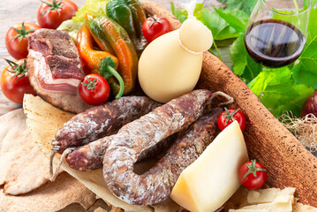 Formaggi e salumi, prodotti tipici della cucina Sarda, cibo italiano 