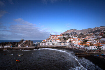 Krajobrazy Madery. Egzotyczna i wulkaniczna portugalska wyspa. Skaliste i klifowe wybrzeże nad oceanem © anettastar