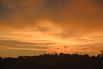 Nuages rougis par un coucher de soleil à  La Palme, Aude, Languedoc, Occitanie, France.
