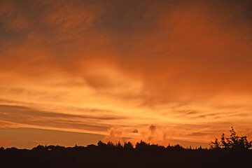 Nuages rougis par un coucher de soleil à  La Palme, Aude, Languedoc, Occitanie, France.