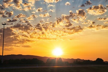 Sonnenaufgang mit kleinen Wolken, Kroatien 