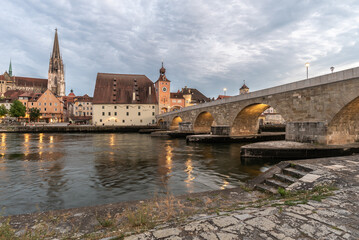 Steinerne Brücke in Regensburg mit Brückturm am Abend 
