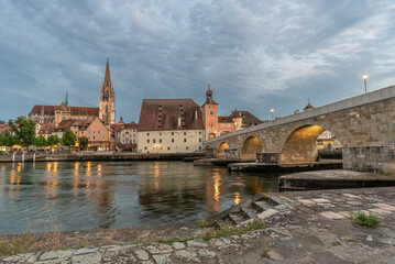 Fototapeta premium Steinerne Brücke in Regensburg mit Brückturm am Abend 