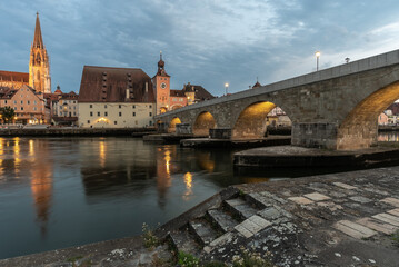 Steinerne Brücke in Regensburg mit Brückturm am Abend 