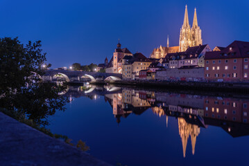 Fototapeta premium Steinerne Brücke b in der Nacht Regensburg