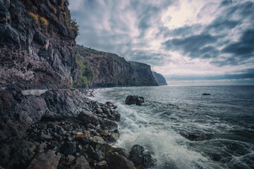 Fototapeta na wymiar Widok na ocean i wybrzeże Madery, fale na oceanie
