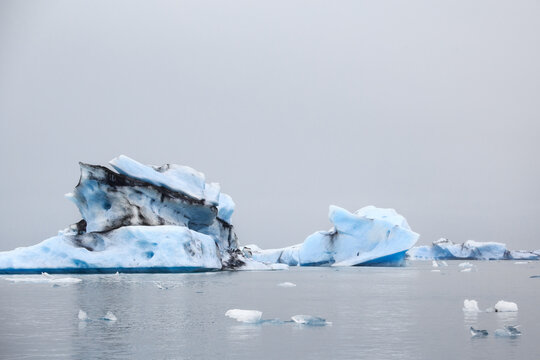 Laguna lodowcowa Jokulsarlon g&oacute;ry lodowe