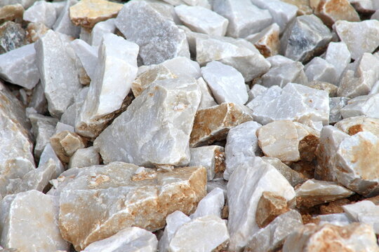grupo de pedras brancas, textura de pedras brancas,detalhes das pedras, conjunto de pedras esbranquiçadas