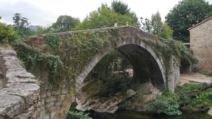 La rivière de la légende de l'homme poisson, dans le village de Lierganes, rivière verte, transparente, liquide, avec de la végétation, des arbres et une promenade détente et pont historique
