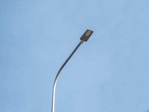 lampa uliczna ekologiczna ledowa na tle błękitnego bezchmurnego nieba 