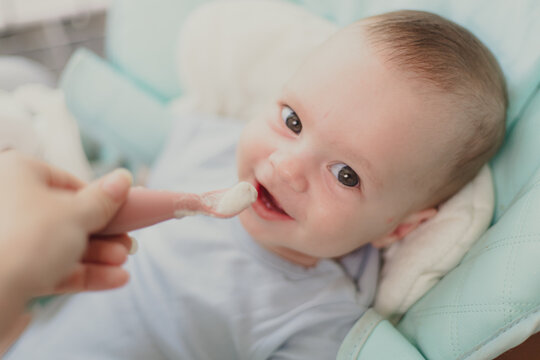 The first lure of the baby. Baby food. An article about the nutrition of children.