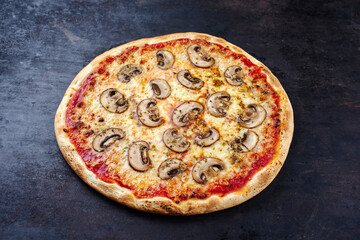 Traditionelle italienische Pizza funghi mit Pilzen und Mozzarella serviert als Draufsicht auf einem alten rustikalen Board mit Textfreiraum 