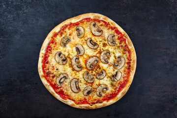 Traditionelle italienische Pizza funghi mit Pilzen und Mozzarella serviert als Draufsicht auf einem...