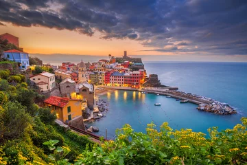 Fotobehang Vernazza, La Spezia, Ligurië, Italië in de regio Cinque Terre © SeanPavonePhoto