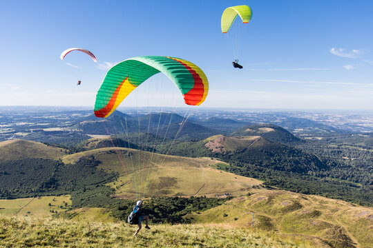 parapente sur le sommet du Puy de d&ocirc;me en auvergne en &eacute;t&eacute;