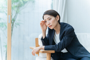 ストレスで頭痛になるビジネスウーマン