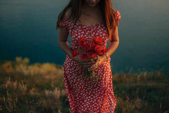 portrait young woman in summer backdrop  sea with a bouquet of flowers