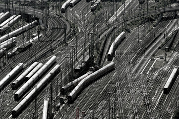 Das Gleiswerk eines Rangierbahnhofs mit Eisenbahnwaggons aus der Vogelperspektive