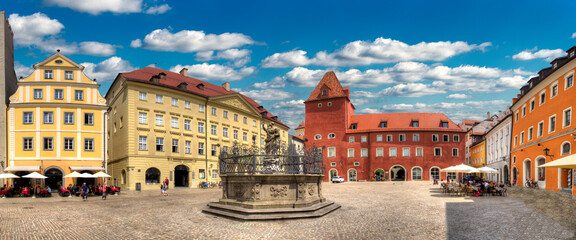 Panoramaansicht des  Heidplatz in Regensburg mit Justitiabrunnen und seinen angrenzenden...